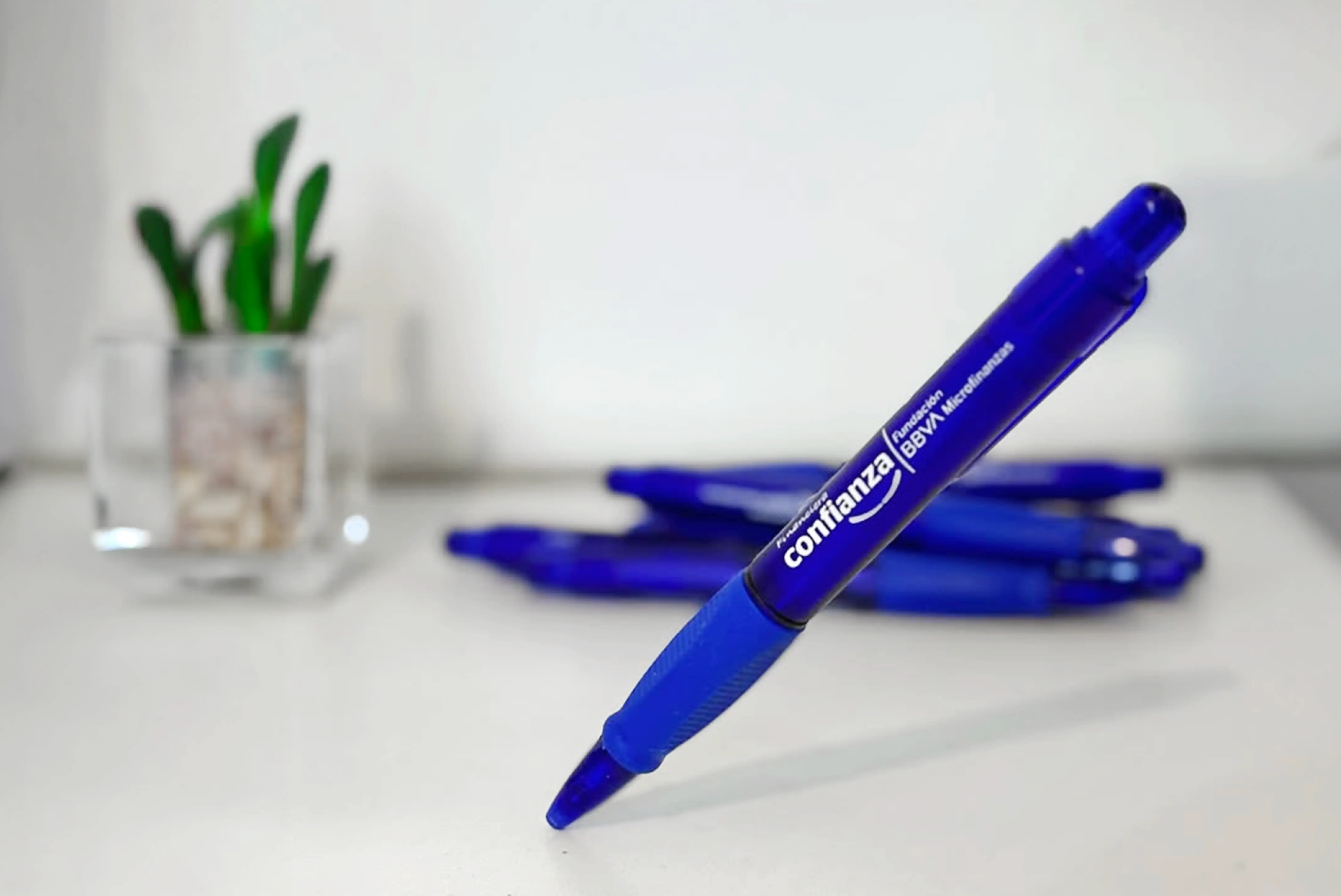 Material promocional de merchandising, lapicero de plastico con serigrafía a un solo color el logotipo.